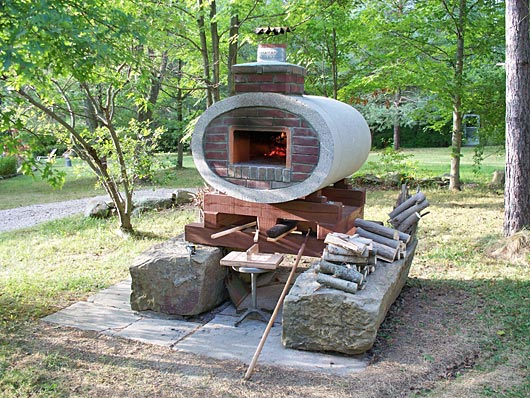 Oven in elliptical concrete drainage pipe